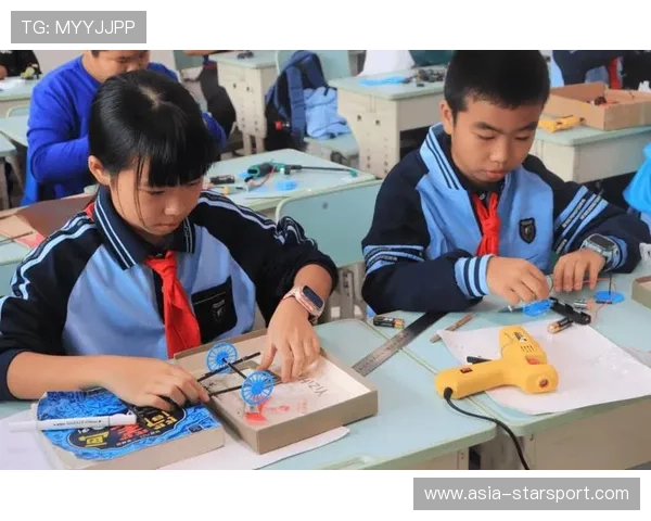 俱乐部青少年训练营正式加入“智能科技+创新实践”内容,激发创新兴趣 俱乐部青少年训练营正式加入“智能科技+创新实践”内容,激发创新兴趣