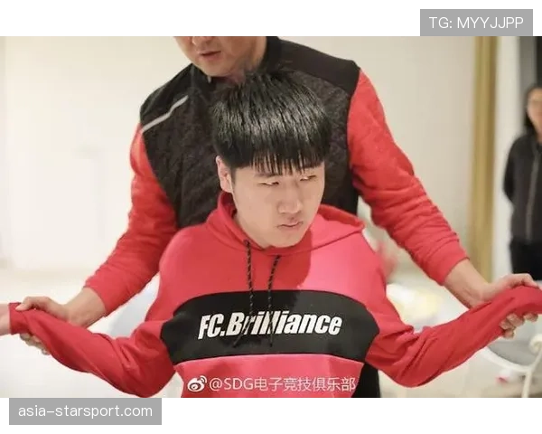 [战队名]新引入的理疗师：为了保护选手的腰椎，专门定制了一套伸展体操🏥